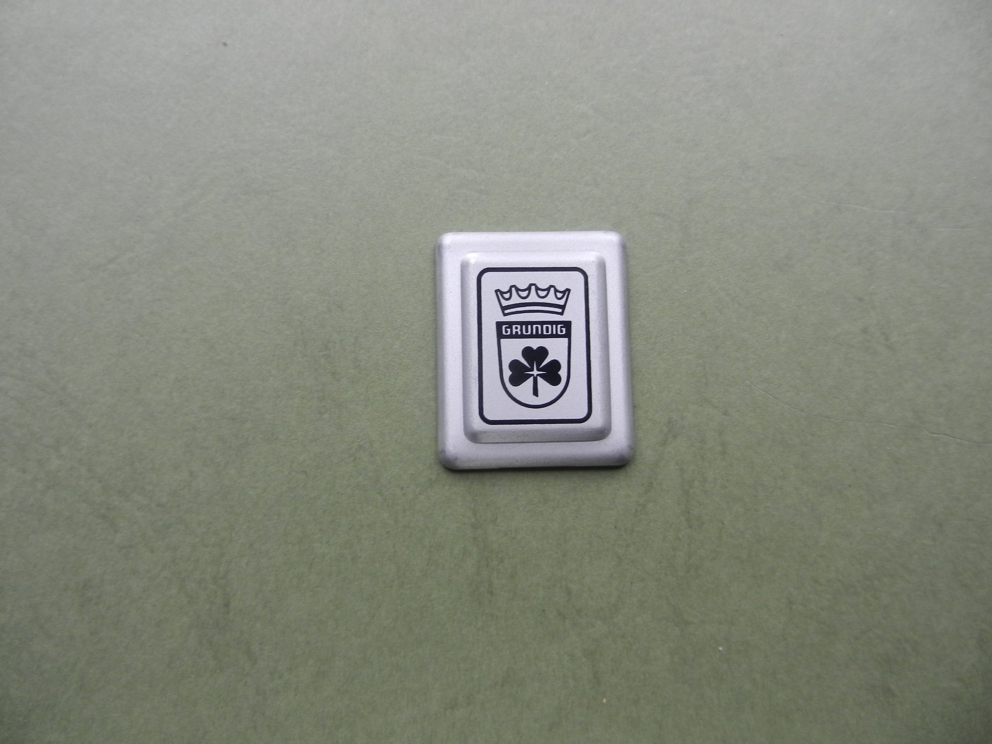 C6200 Alu Emblem in silber für Radiorecorder von GRUNDIG